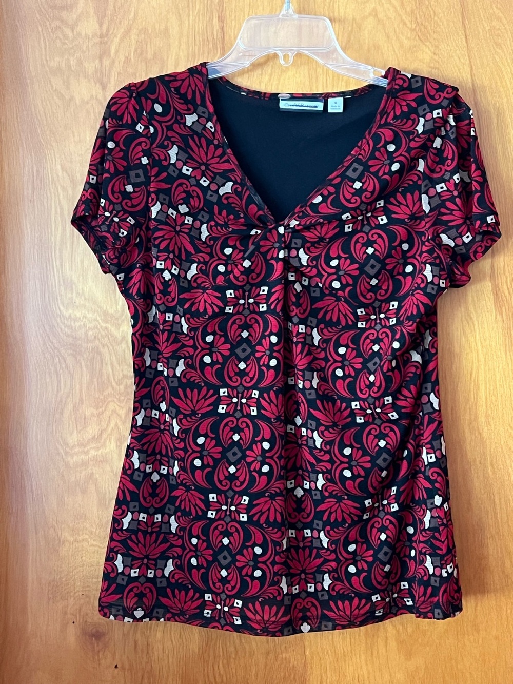 Croft & Barrow size medium short sleeve V neck top with twist bodice